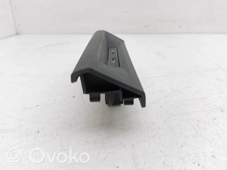 Volkswagen Golf VIII Connecteur/prise USB 5NA035736