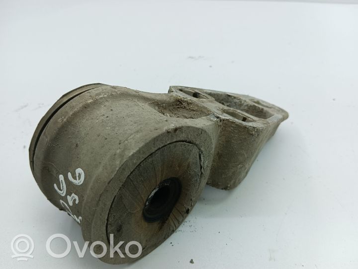 Volkswagen PASSAT B5 Galinė kreipenčioji įvorė (-ės) (sailentblokas) 8E0501522