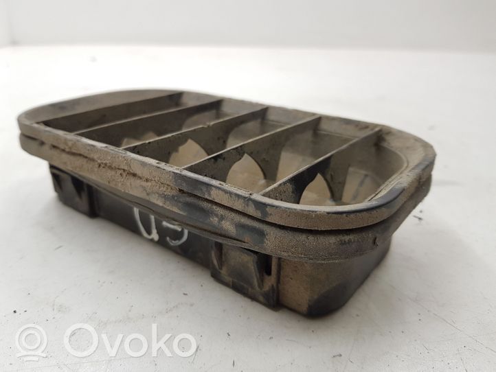 Volkswagen PASSAT B5 Quarter panel pressure vent 4A0819181