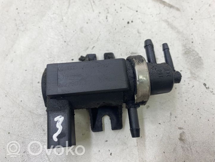 Volkswagen PASSAT B5.5 Vacuum valve 1J0906677