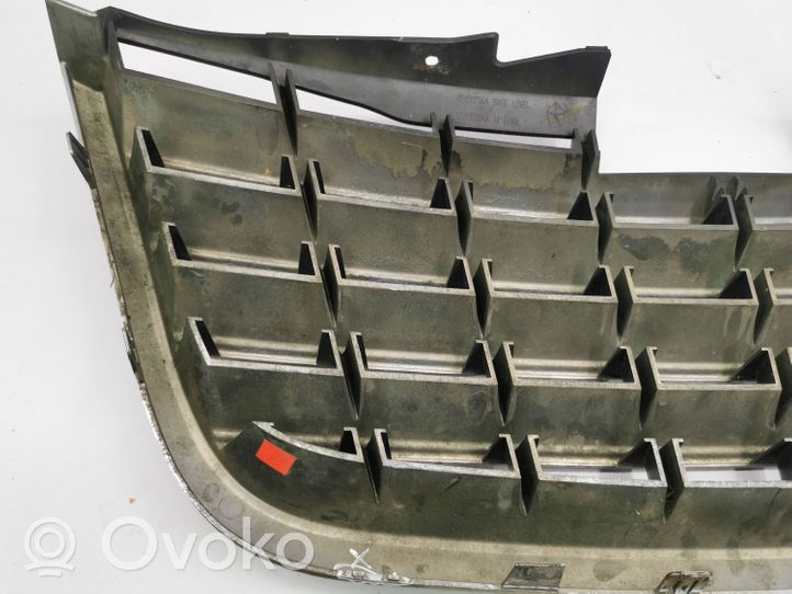 Chrysler Voyager Maskownica / Grill / Atrapa górna chłodnicy 05113127AA