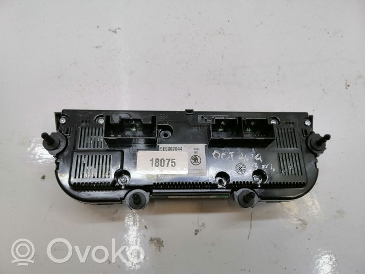 Skoda Octavia Mk3 (5E) Panel klimatyzacji 5E0907044