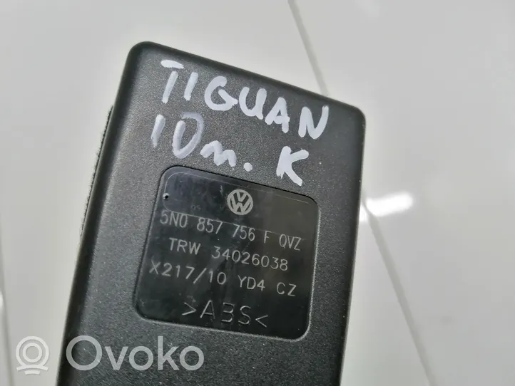 Volkswagen Tiguan Klamra przedniego pasa bezpieczeństwa 5N0857756F