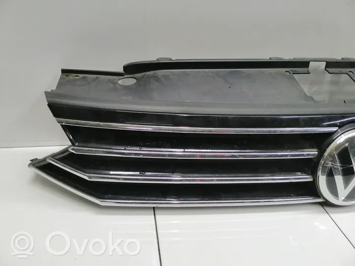 Volkswagen PASSAT B8 Etupuskurin ylempi jäähdytinsäleikkö 3C0853653