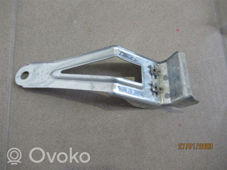 Volkswagen Polo IV 9N3 Uchwyt / Mocowanie błotnika przedniego 6Q0810679