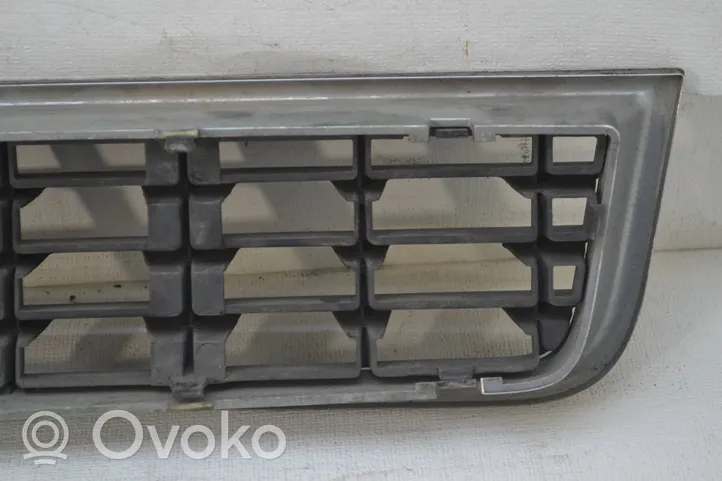 Audi A4 S4 B6 8E 8H Etupuskurin alempi jäähdytinsäleikkö 8E0807647