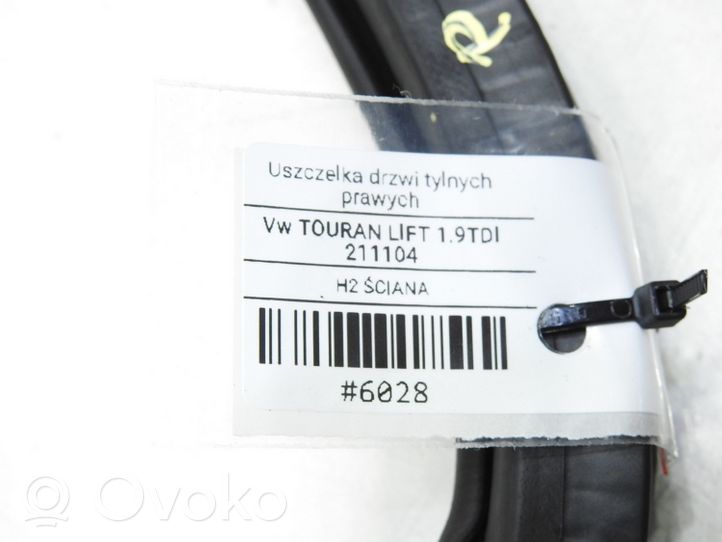 Volkswagen Touran I Gumowa uszczelka drzwi tylnych 1T0867913K