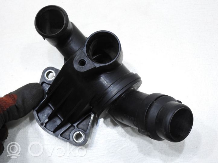 Audi A4 S4 B7 8E 8H Alloggiamento termostato 06D121111G