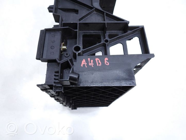 Audi A4 S4 B6 8E 8H Panelės apdailos skydas (centrinis) 8E0858005E