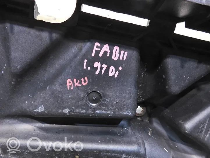 Skoda Fabia Mk2 (5J) Podstawa / Obudowa akumulatora 6R0915331