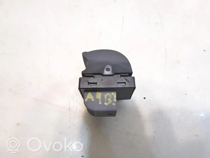 Audi A4 S4 B7 8E 8H Stiklo kėbule (fortkės) jungtukas 8E0959855