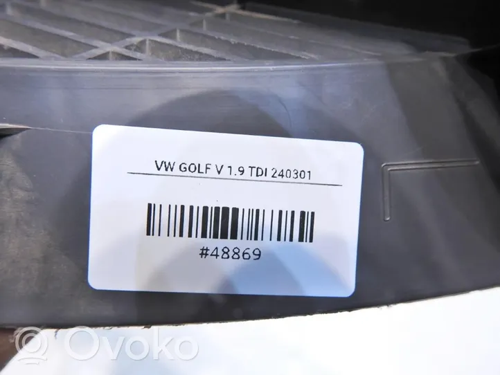 Volkswagen Golf V Podpora mocowania półki bagażnika 1K6867761M