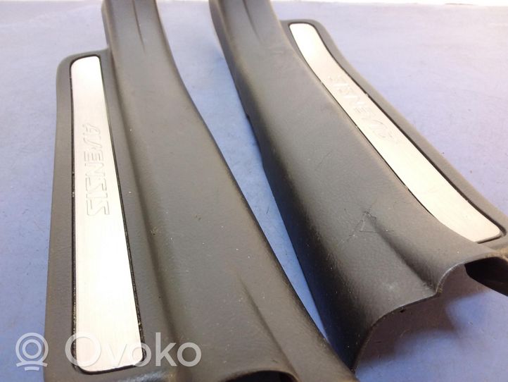 Toyota Avensis T250 Rivestimento vano piedi laterale 67917-05050