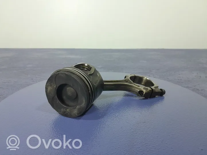 Toyota Yaris Piston 01