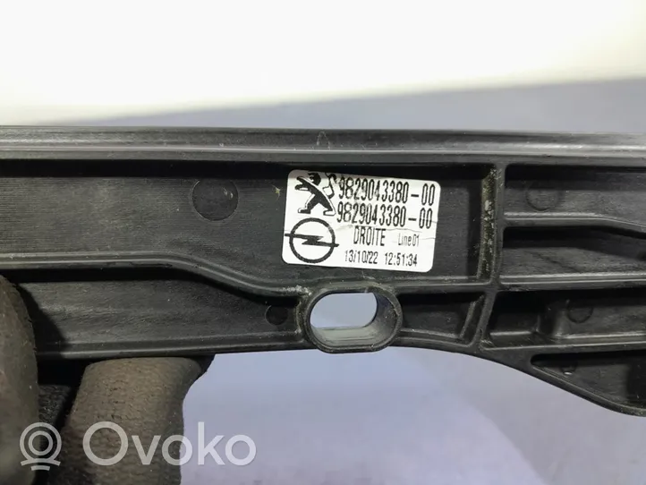 Peugeot 208 Elektryczny podnośnik szyby drzwi przednich 9829043380