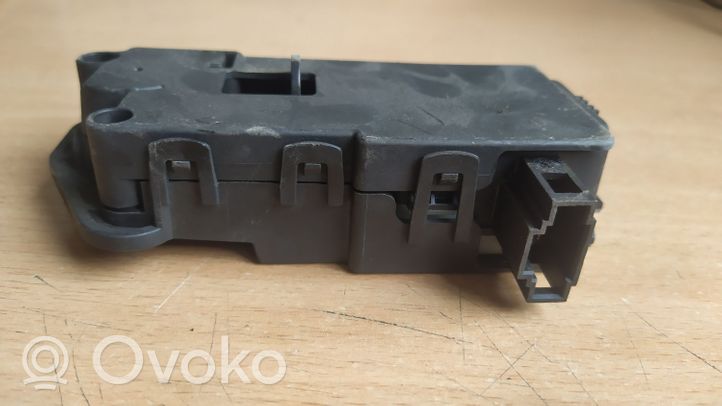 Volvo V50 Siłownik klapki wlewu paliwa 30716754