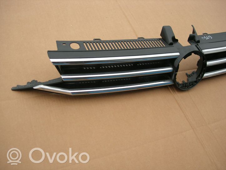 Volkswagen Touran III Grille calandre supérieure de pare-chocs avant 5TA853651J