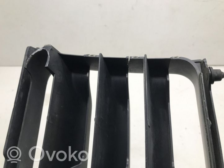 Mitsubishi Pajero Grille calandre supérieure de pare-chocs avant MB645720