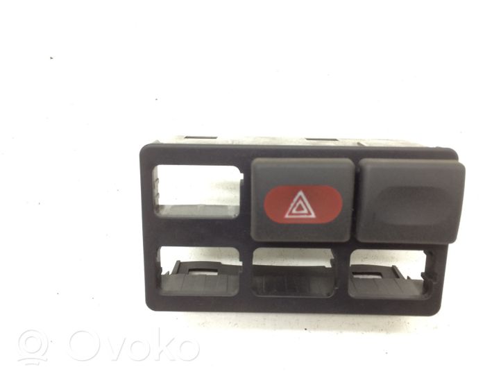 Land Rover Discovery Interruttore luci di emergenza YUG102372