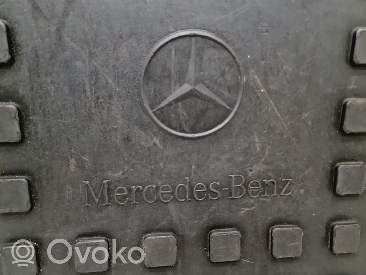 Mercedes-Benz B W246 W242 Tavaratilan pohjan kumimatto A2468140041