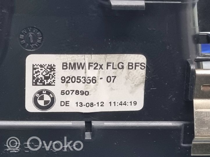 BMW 1 F20 F21 Kojelaudan sivutuuletussuuttimen kehys 9205356