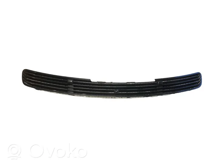 Mercedes-Benz C W203 Kratka wlotu powietrza na maskę 2038800205