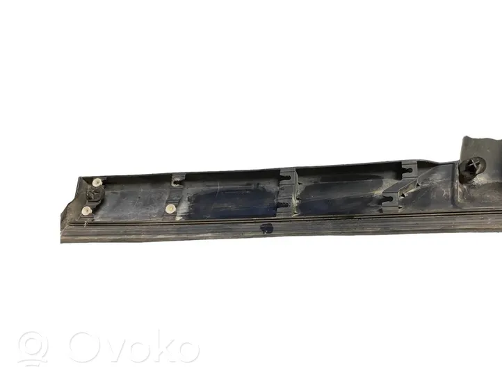 Land Rover Discovery 3 - LR3 Takaoven lista (muoto) DGP000144