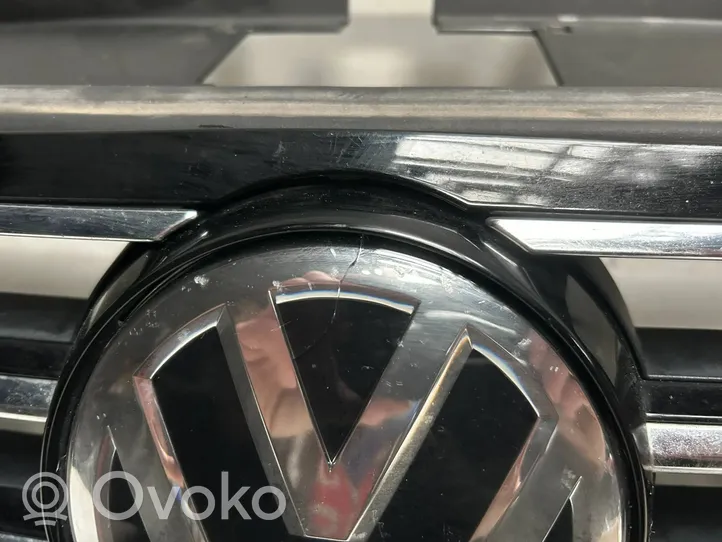 Volkswagen PASSAT B8 Etupuskurin ylempi jäähdytinsäleikkö 3G0853651A