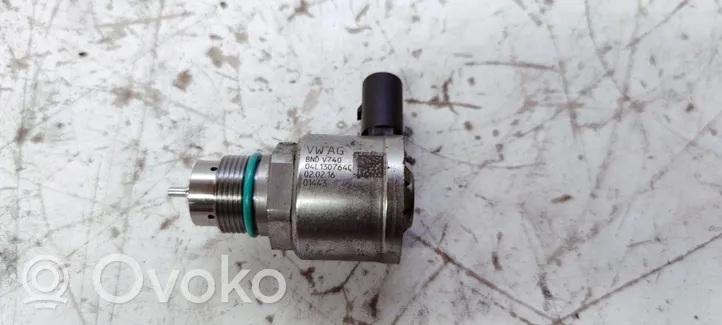 Audi A4 S4 B8 8K Regolatore di pressione del carburante 04L130764C