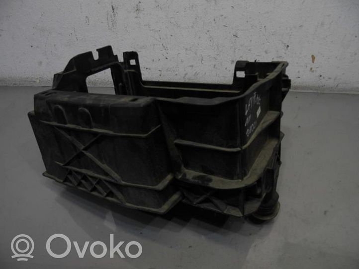 Renault Latitude (L70) Support boîte de batterie 