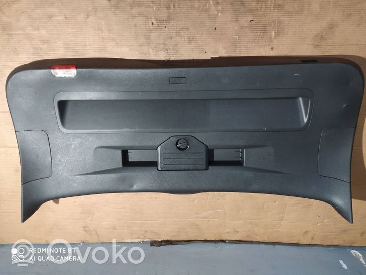 Volkswagen Touareg II Juego de molduras protectoras de la puerta/portón del maletero 7P6867601A