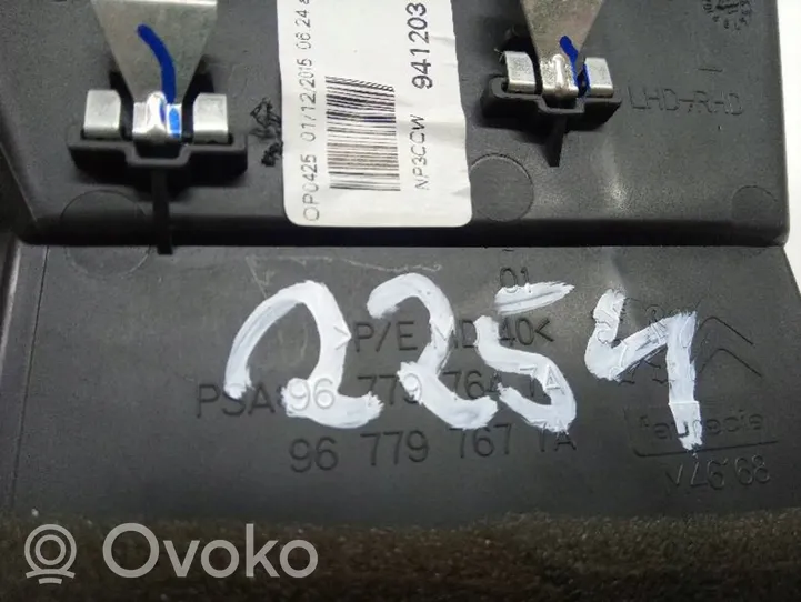 Citroen C4 Grand Picasso Dysze / Kratki nawiewu deski rozdzielczej 967797647A