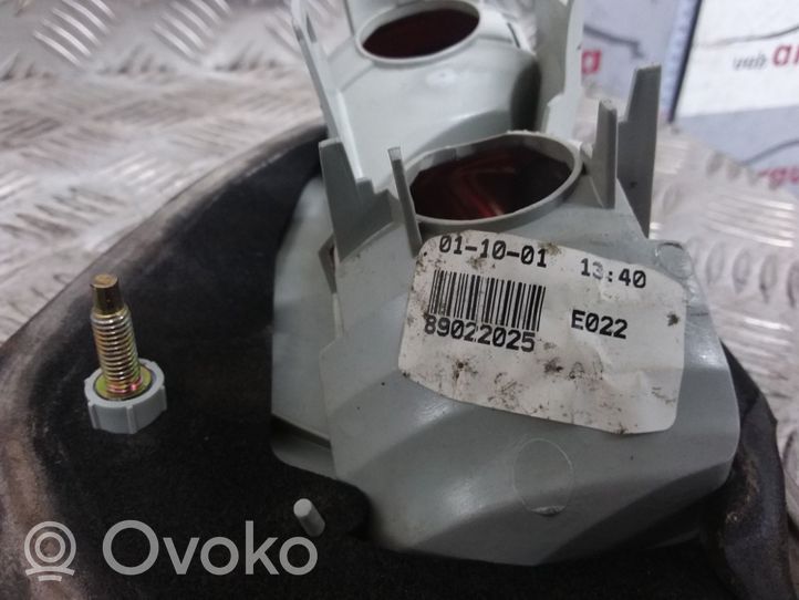 Toyota Avensis T220 Lampy tylnej klapy bagażnika 89022025