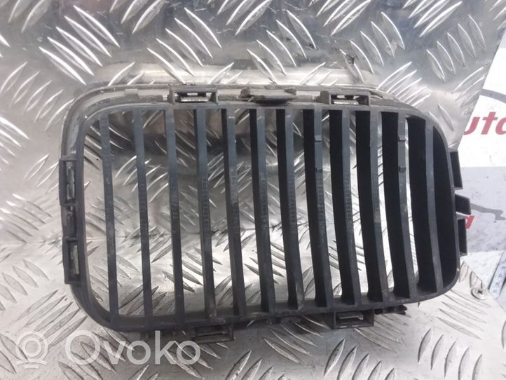 BMW 3 E36 Grille calandre supérieure de pare-chocs avant 8122237