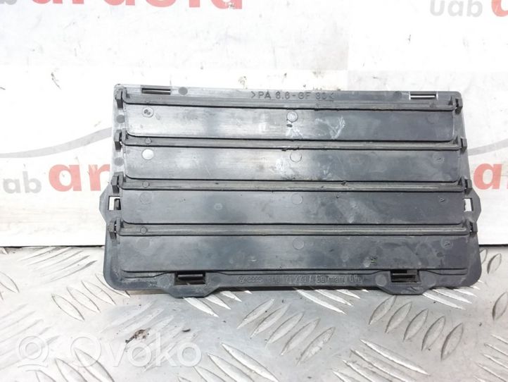 Volkswagen Touareg I Déflecteur d'air de radiateur de refroidissement 8A0121223A