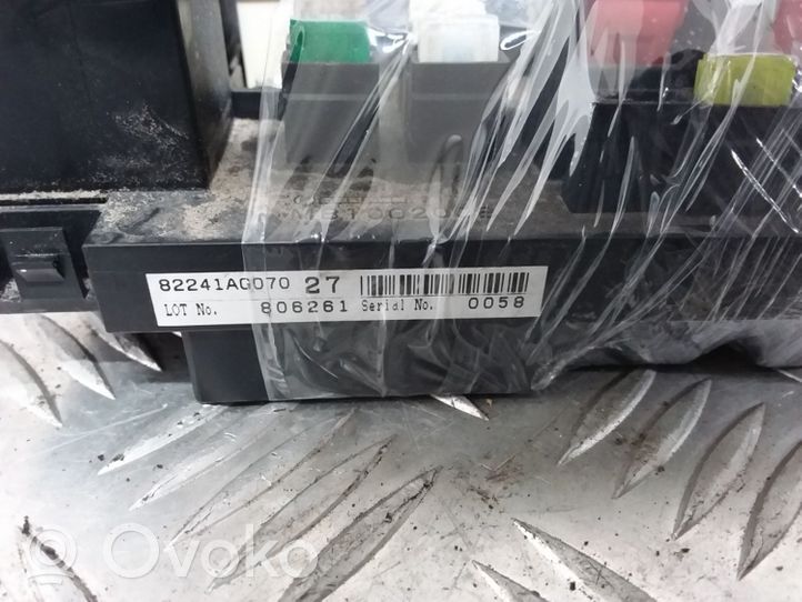 Subaru Legacy Ramka / Moduł bezpieczników 82241AG070