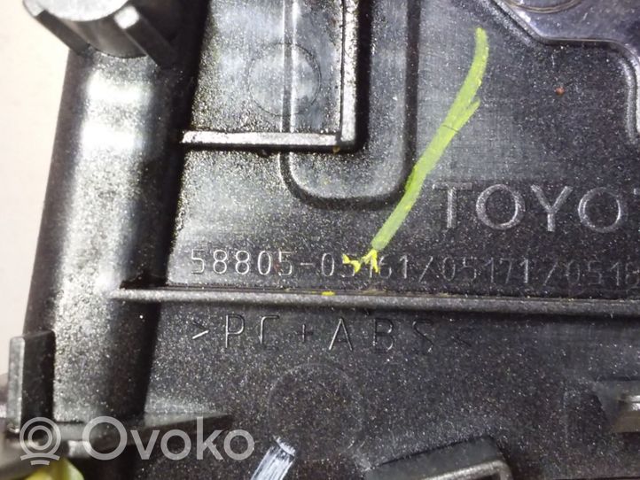 Toyota Avensis T270 Pavarų perjungimo svirties apdaila (plastikinė) 5880505161