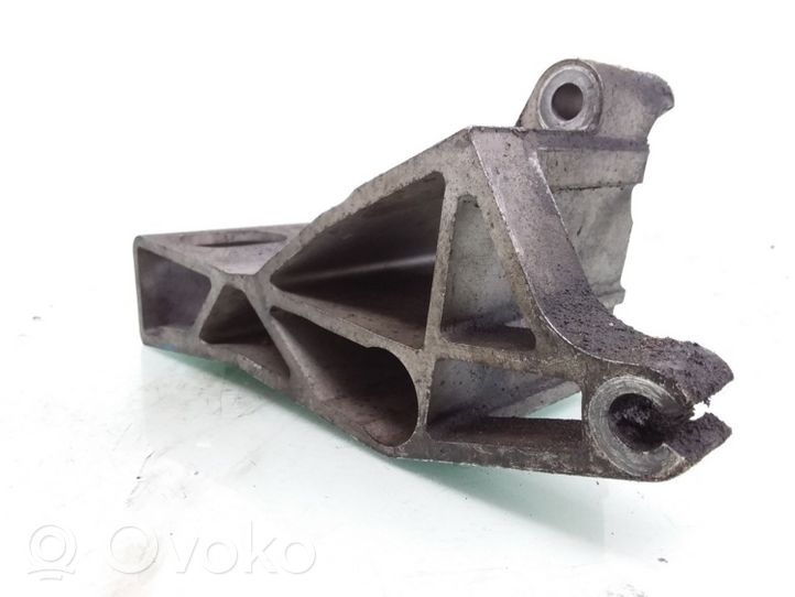 Volvo S60 Supporto di montaggio scatola del cambio 8684380