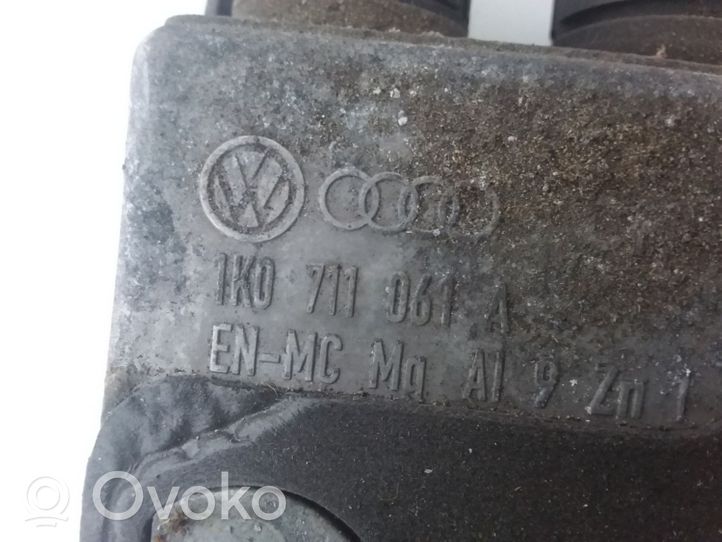 Volkswagen Golf V Vaihteenvaihtajan vaijerin liitin 1K0711049AJ