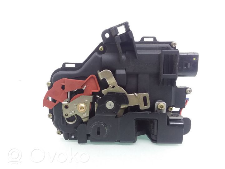 Audi A4 S4 B6 8E 8H Etuoven lukko 8E0839015C