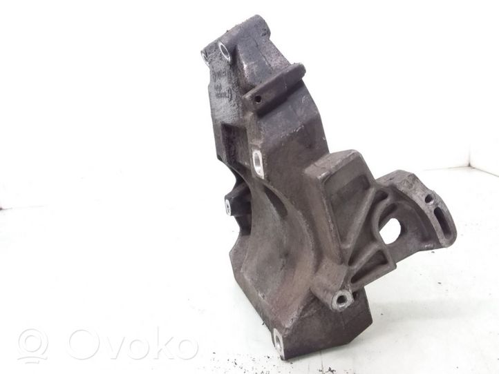 Audi A4 S4 B5 8D Staffa di montaggio del compressore dell’A/C 038260885C