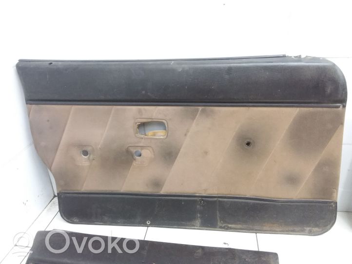 Audi 80 90 B2 Revestimiento de puerta delantera 813867106