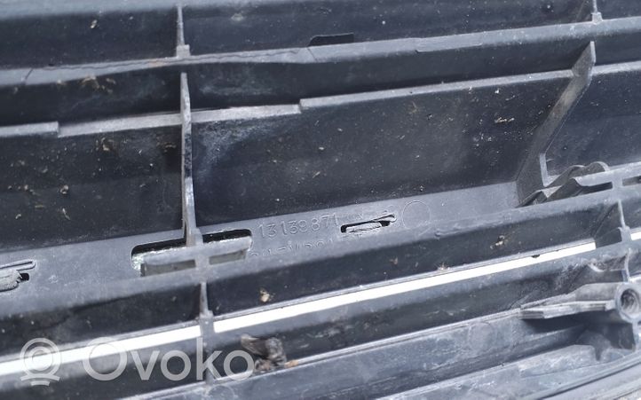 Opel Vectra C Front bumper upper radiator grill 464192822