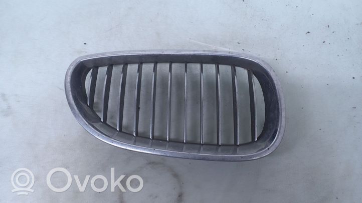 BMW 5 E60 E61 Maskownica / Grill / Atrapa górna chłodnicy 51137065702