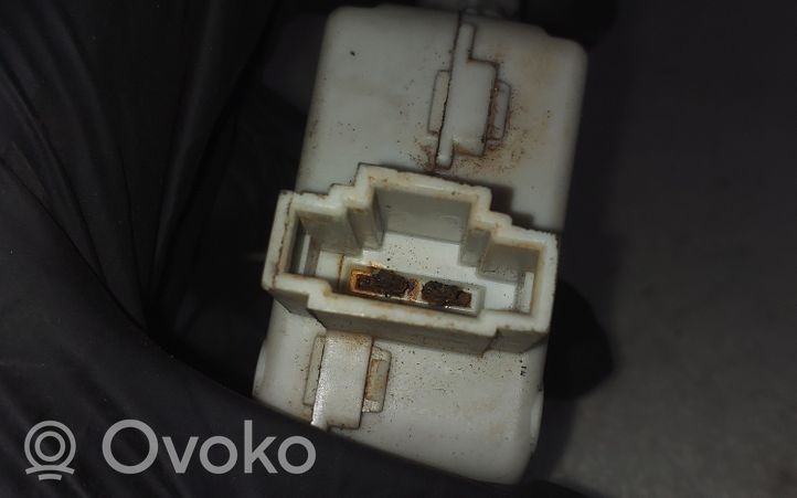 Volkswagen PASSAT B5 Siłownik zamka tylnej klapy bagażnika 8B0862159R