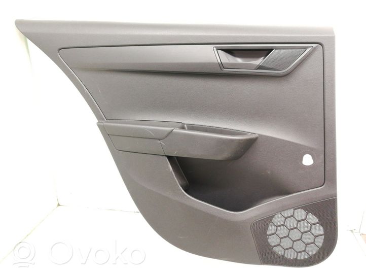 Skoda Fabia Mk3 (NJ) Rivestimento del pannello della portiera posteriore 6V6867023