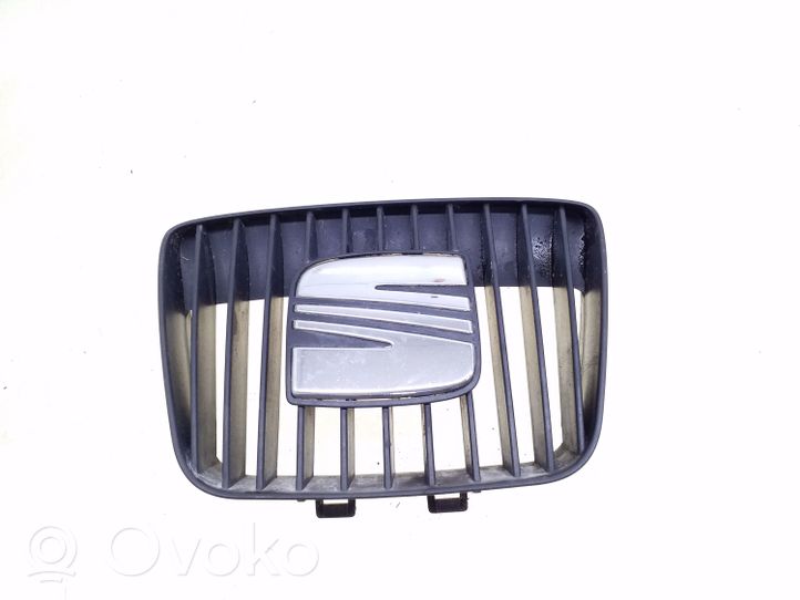 Seat Cordoba (6K) Grille calandre supérieure de pare-chocs avant 6K0853679A