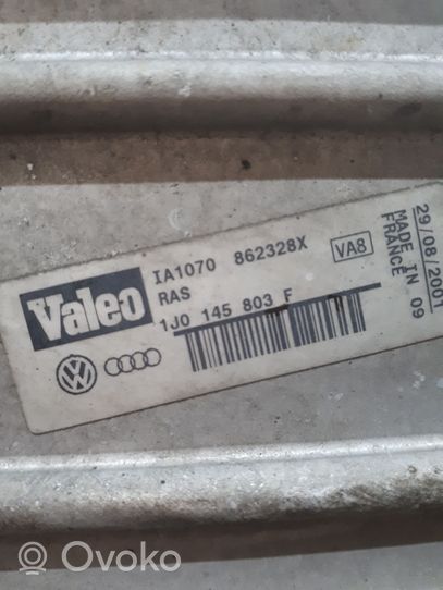 Volkswagen Golf IV Välijäähdyttimen jäähdytin 1J0145803F