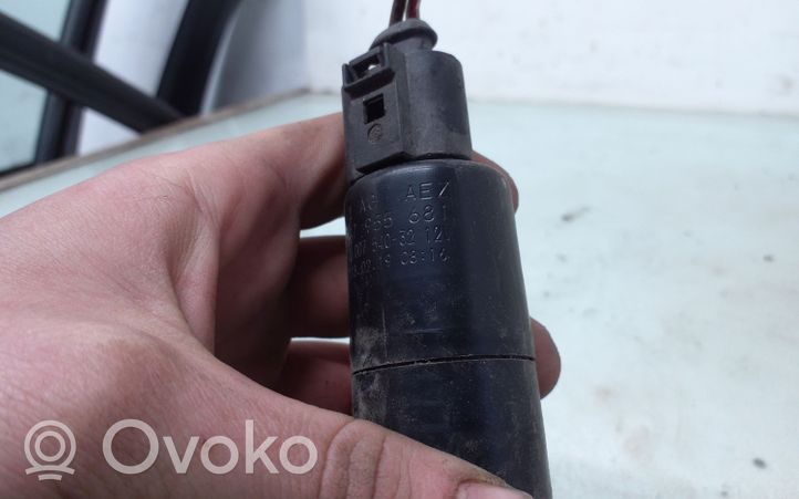 Volkswagen PASSAT B6 Pompa spryskiwacza lampy przedniej 3B7955681