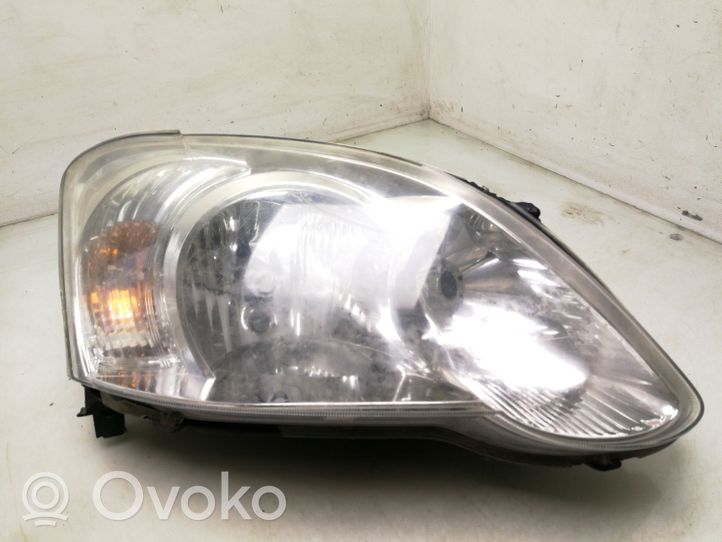 Toyota Corolla E120 E130 Lampa przednia 89010389